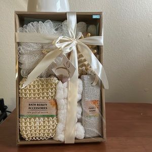 Brand New 6 pc Bath Beauty Accessories